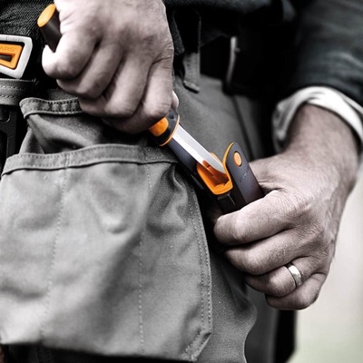 Cuchillo Universal con Afilador Fiskars